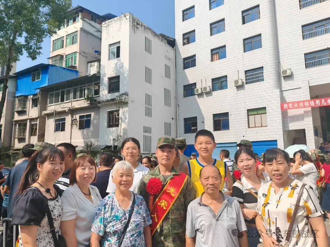 这对双胞胎兄弟，相隔半年先后入伍，如今双双成为通信兵