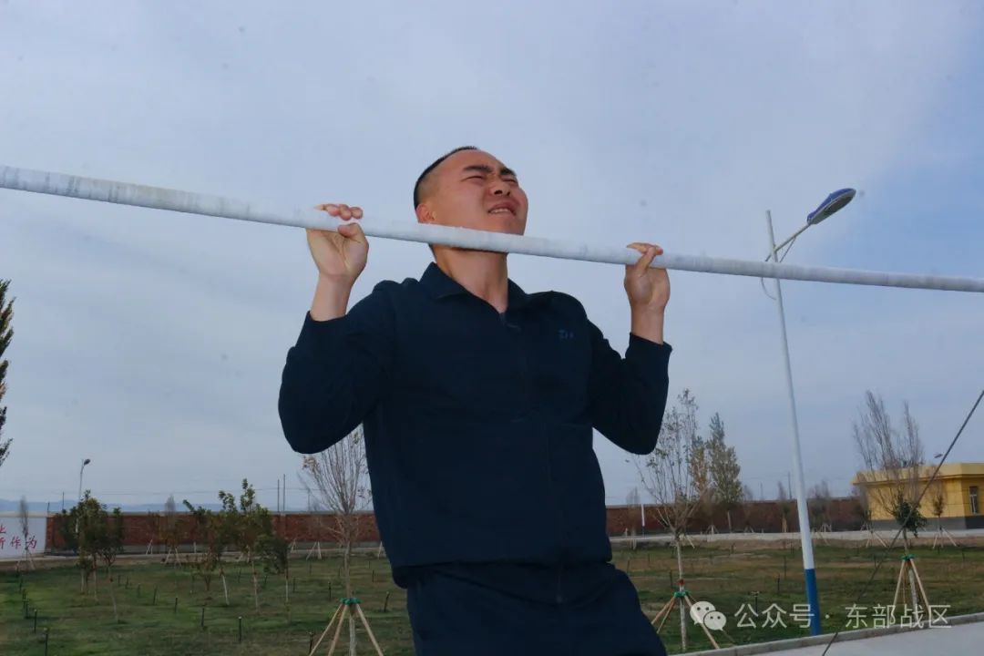 这对双胞胎兄弟，相隔半年先后入伍，如今双双成为通信兵