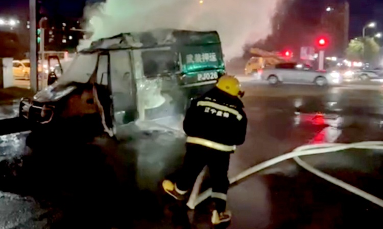 辽宁盘锦一运钞车起火！车辆主体完全燃烧