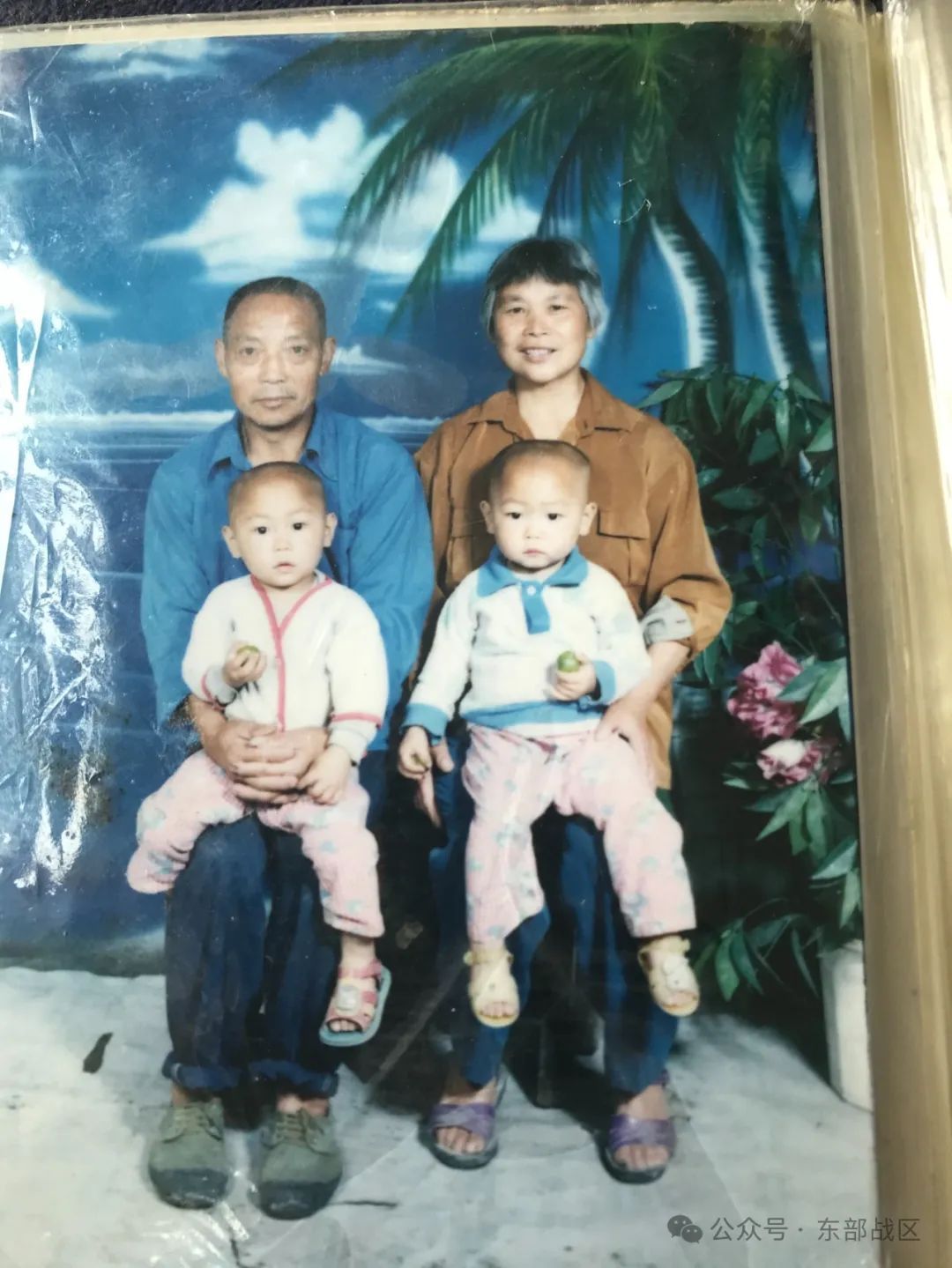 这对双胞胎兄弟，相隔半年先后入伍，如今双双成为通信兵