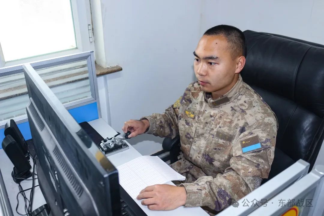 这对双胞胎兄弟，相隔半年先后入伍，如今双双成为通信兵