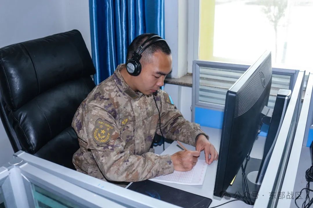 这对双胞胎兄弟，相隔半年先后入伍，如今双双成为通信兵