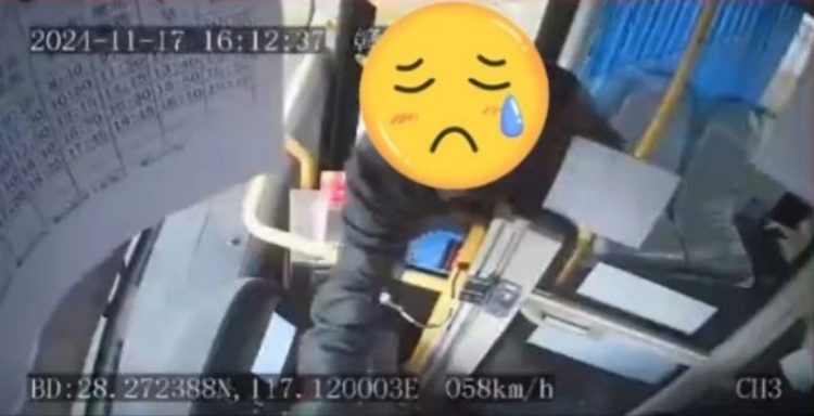 抢方向盘！公交司机冷静处置，救了全车人