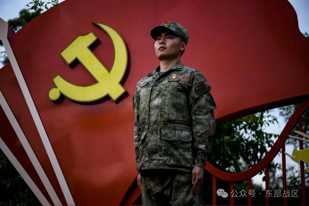 这对双胞胎兄弟，相隔半年先后入伍，如今双双成为通信兵