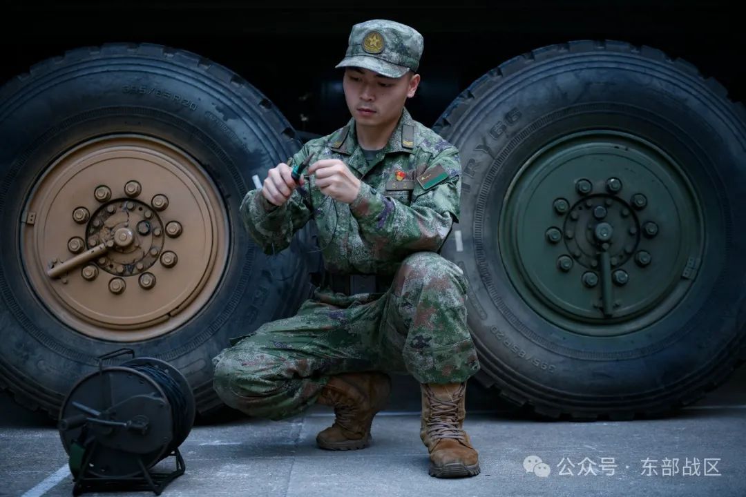 这对双胞胎兄弟，相隔半年先后入伍，如今双双成为通信兵