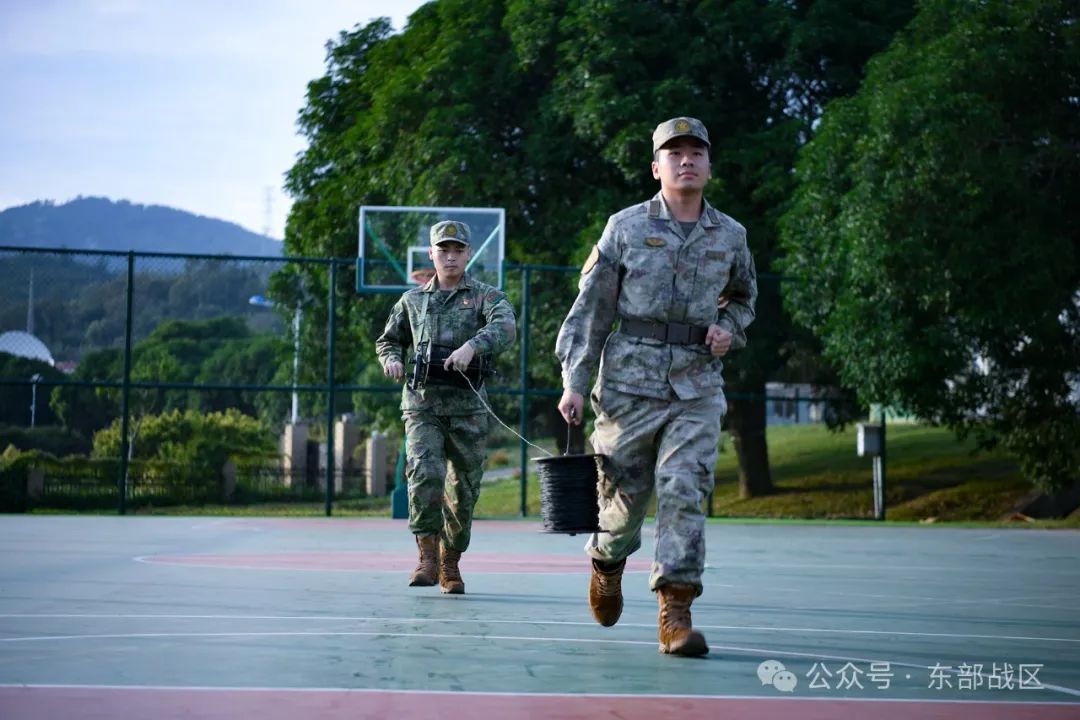 这对双胞胎兄弟，相隔半年先后入伍，如今双双成为通信兵