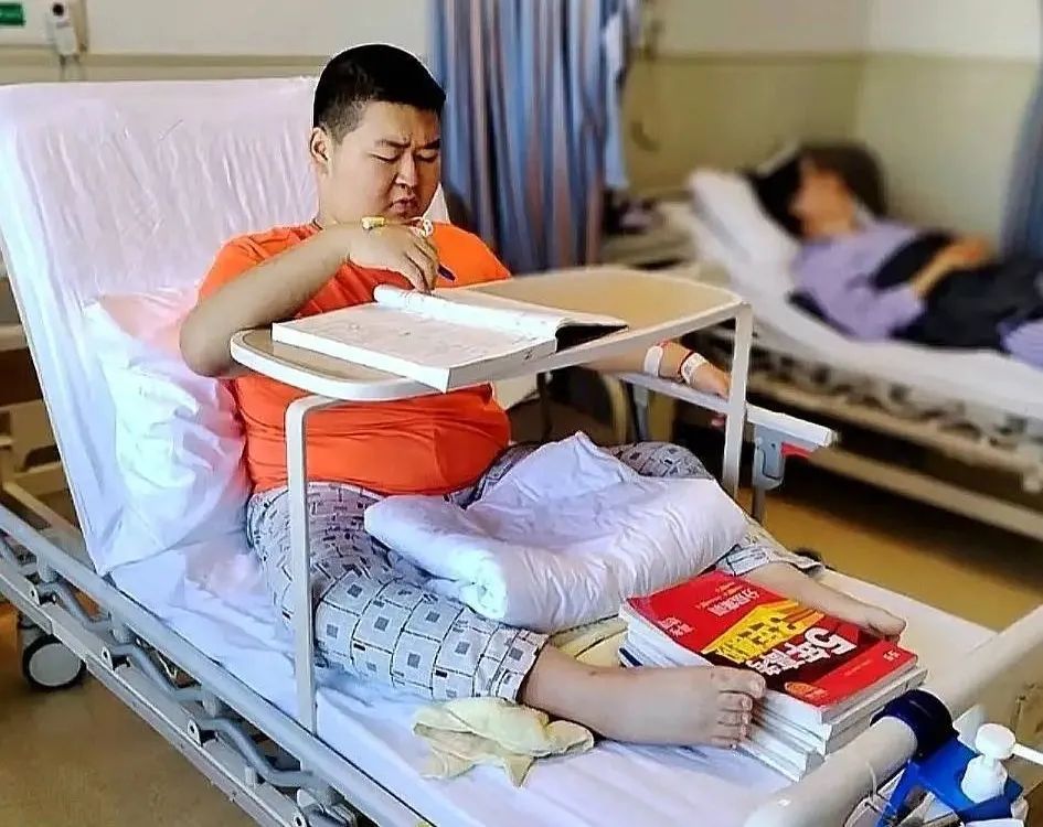 曾被预言活不过18岁，妈妈将他“推”进大学校园