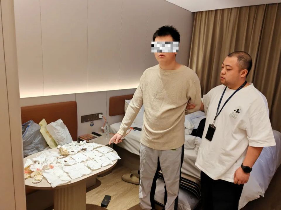 21岁男子花光学费旅游，一路敲诈63家酒店：随身带死蟑螂、脏的避孕套