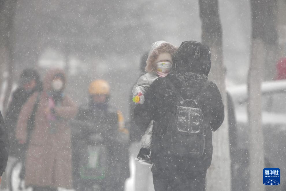 中央气象台：暴雪寒潮大风三预警齐发