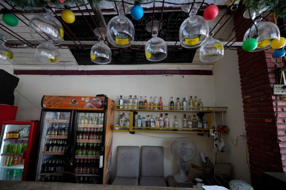 6名外国游客疑似喝掺有甲醇的“假酒”身亡,老挝政府:深感悲痛 6名外国游客疑似喝掺有甲醇的“假酒”身亡,老挝政府:深感悲痛