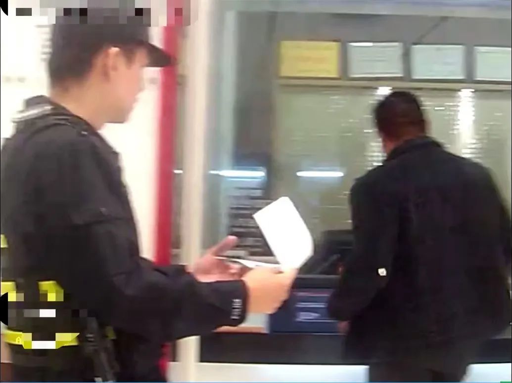 男子到银行取93000元现金,柜员一看:莫非是…… 男子到银行取93000元现金,柜员一看:莫非是……