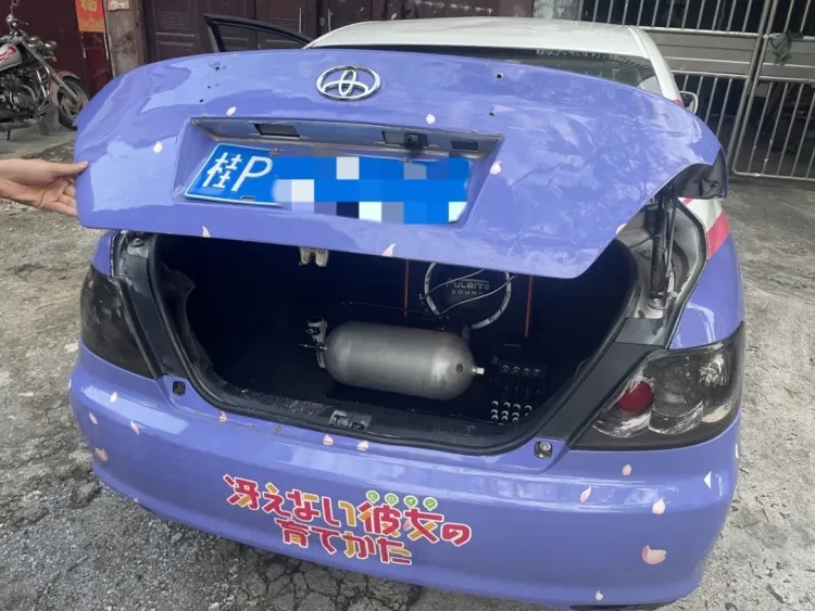 “靓车”配“靓仔”，瞬间吸引了交警的目光