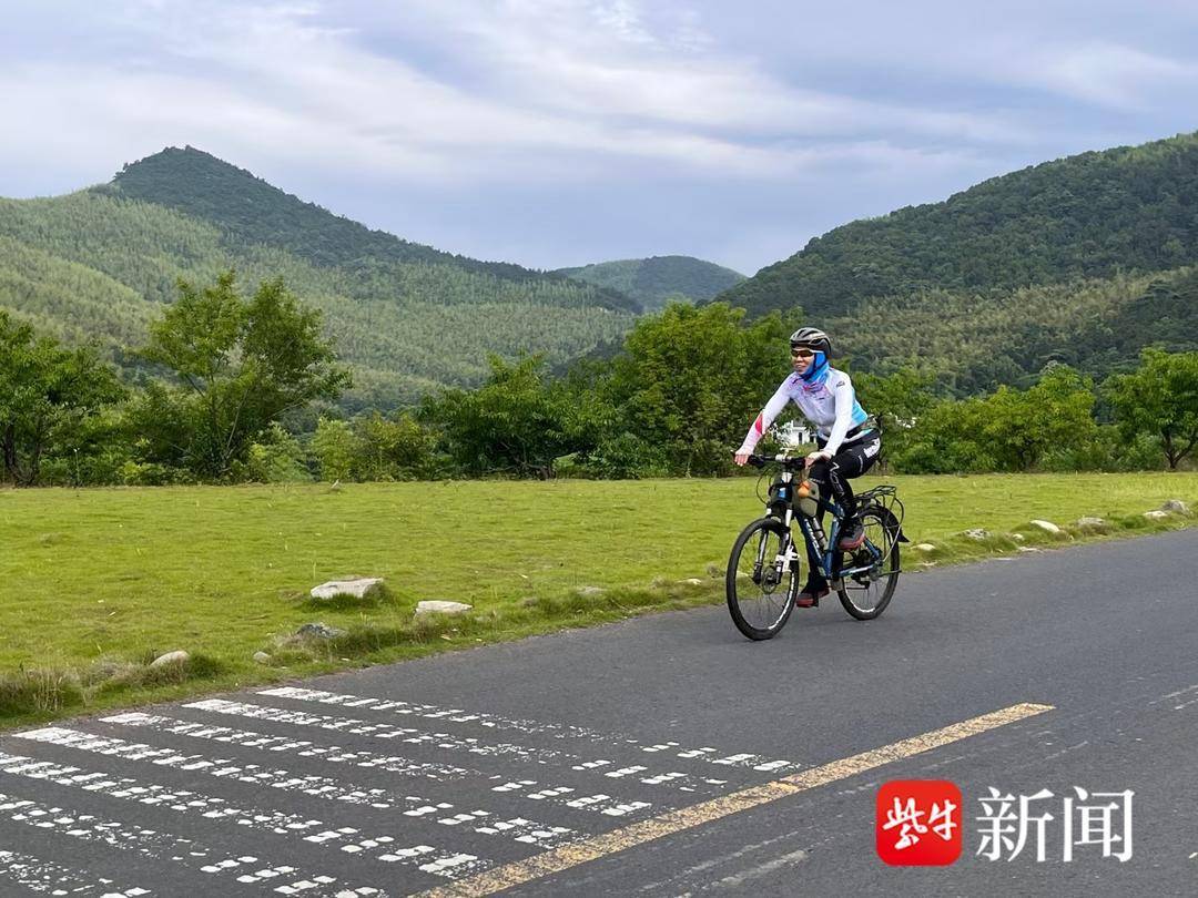 安徽马鞍山七旬“撸铁奶奶”，业余健身练出腹肌，因“马甲线”棱角分明走红网络