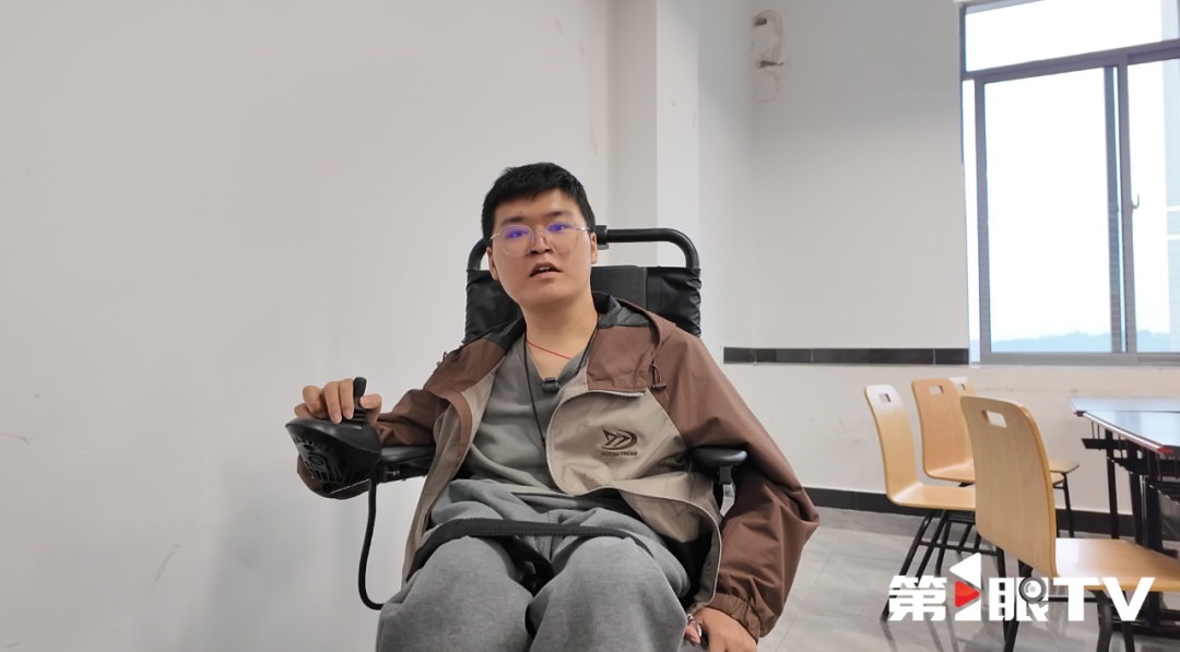 曾被预言活不过18岁，妈妈将他“推”进大学校园