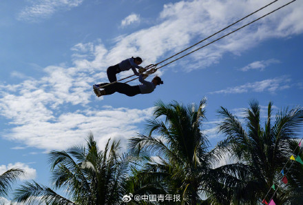 在全国少数民族传统体育运动会上 看选手们“花式”荡秋千