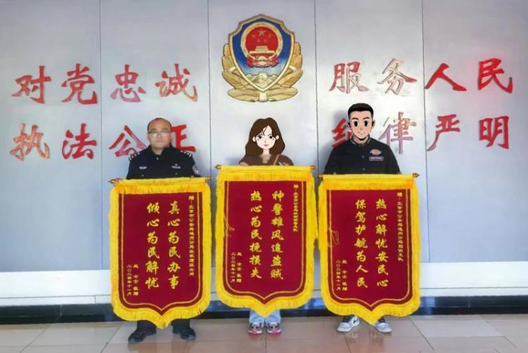 热闹集市可疑男子趁乱下手 民警抓现行速擒“摸兜贼”