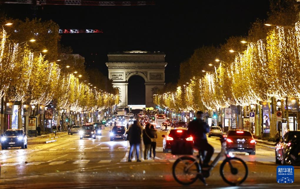 巴黎香榭丽舍大街迎来点灯仪式 巴黎香榭丽舍大街迎来点灯仪式