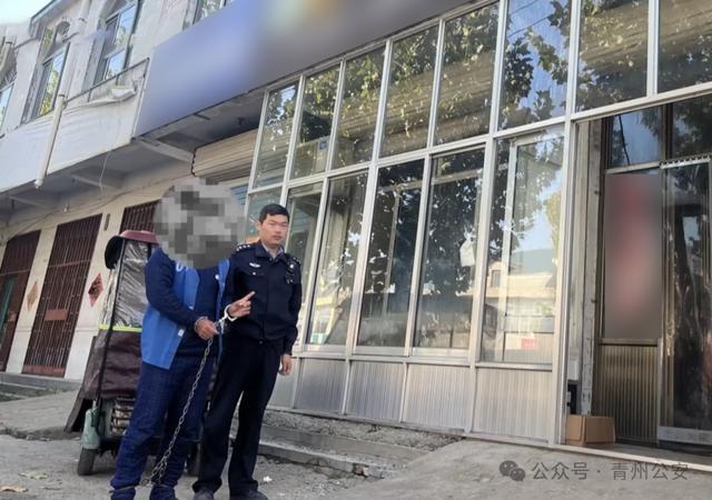 深夜，他爬进别人的店里...