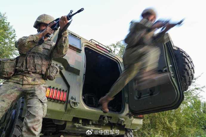 大片来袭!中部战区实弹训练高燃瞬间 大片来袭!中部战区实弹训练高燃瞬间