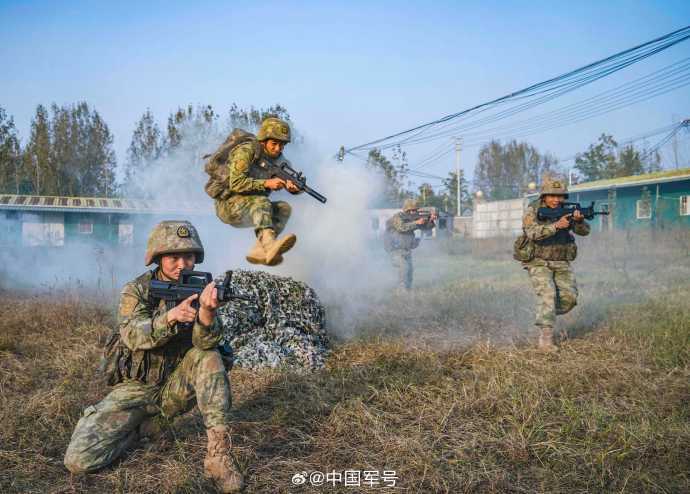 大片来袭!中部战区实弹训练高燃瞬间 大片来袭!中部战区实弹训练高燃瞬间