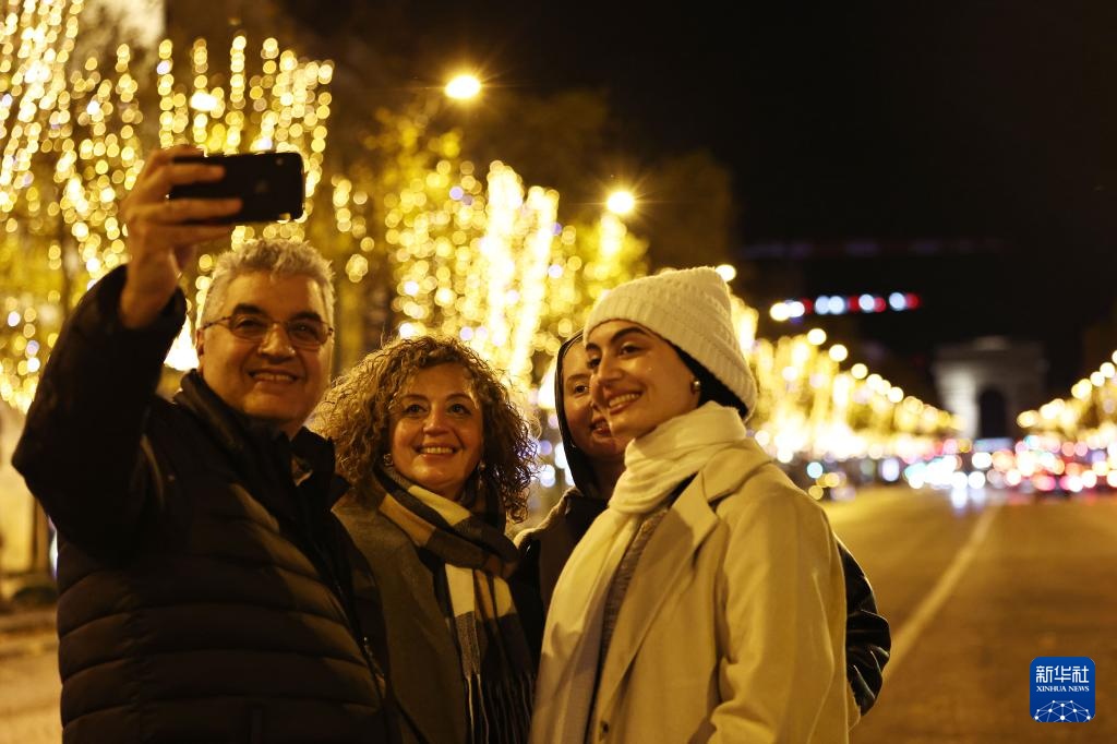 巴黎香榭丽舍大街迎来点灯仪式 巴黎香榭丽舍大街迎来点灯仪式