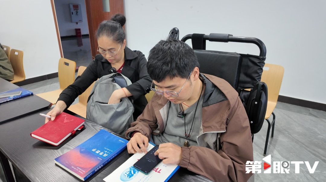 曾被预言活不过18岁，妈妈将他“推”进大学校园