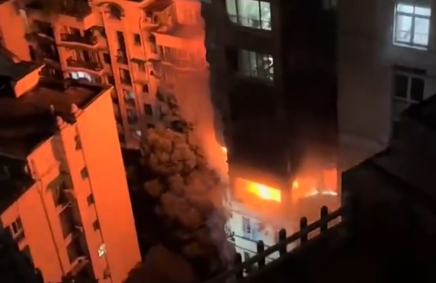 凌晨突发！杭州一小区发生火灾，火焰窜出窗户……