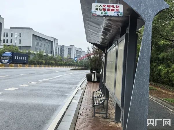 公交站座椅只能坐“半个屁股”？网友：这不是添堵么！