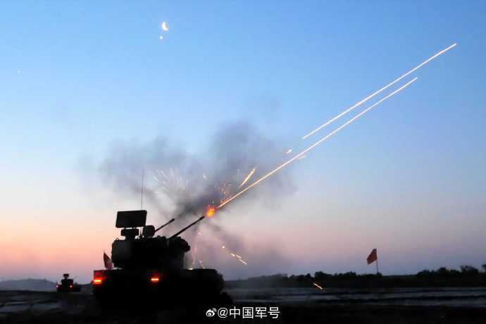 大片来袭!中部战区实弹训练高燃瞬间 大片来袭!中部战区实弹训练高燃瞬间