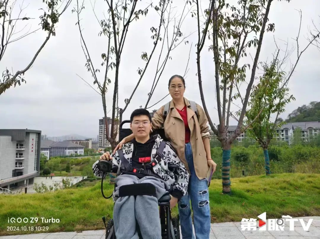 曾被预言活不过18岁，妈妈将他“推”进大学校园