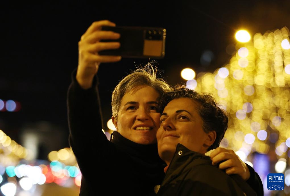巴黎香榭丽舍大街迎来点灯仪式 巴黎香榭丽舍大街迎来点灯仪式