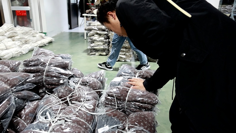 冲上热搜!羽绒服里不含“绒”?警方出手→ 冲上热搜!羽绒服里不含“绒”?警方出手→