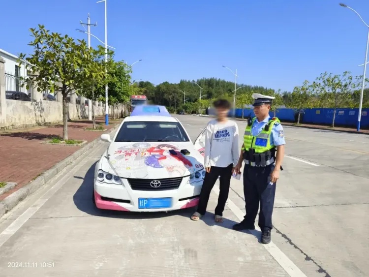 “靓车”配“靓仔”，瞬间吸引了交警的目光
