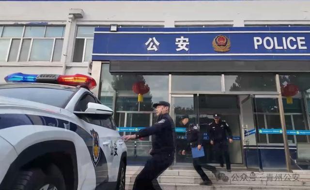 深夜，他爬进别人的店里...