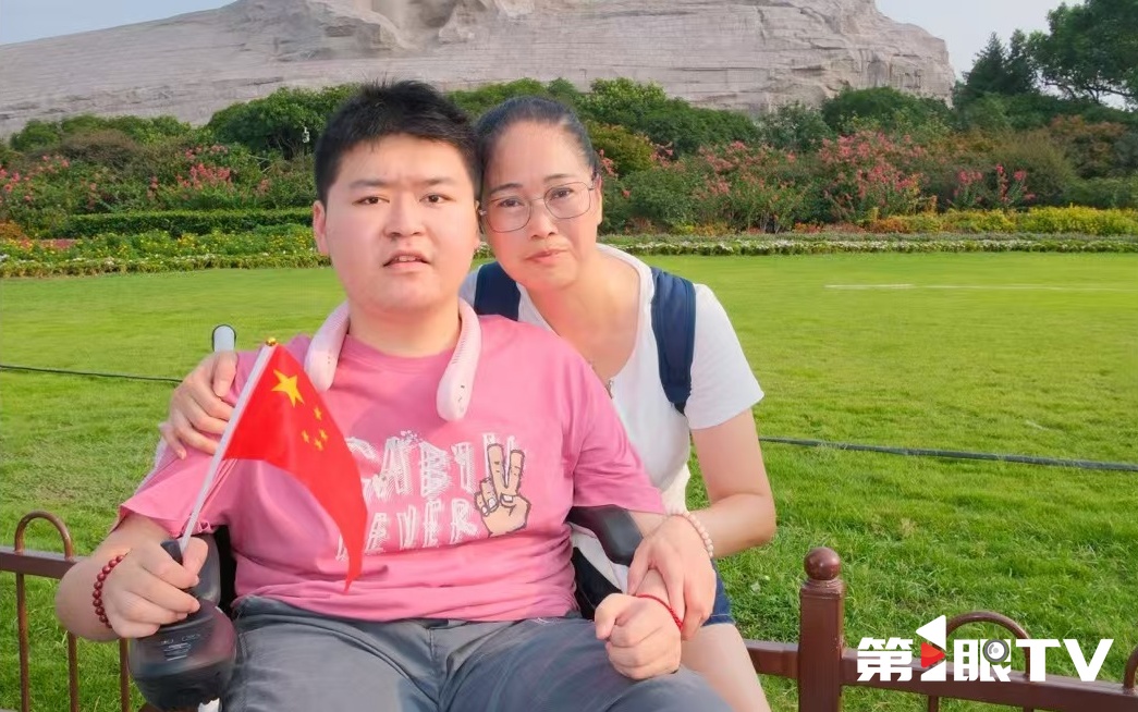 曾被预言活不过18岁，妈妈将他“推”进大学校园