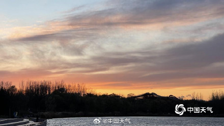 北京雨雪过后天空是橘子味的