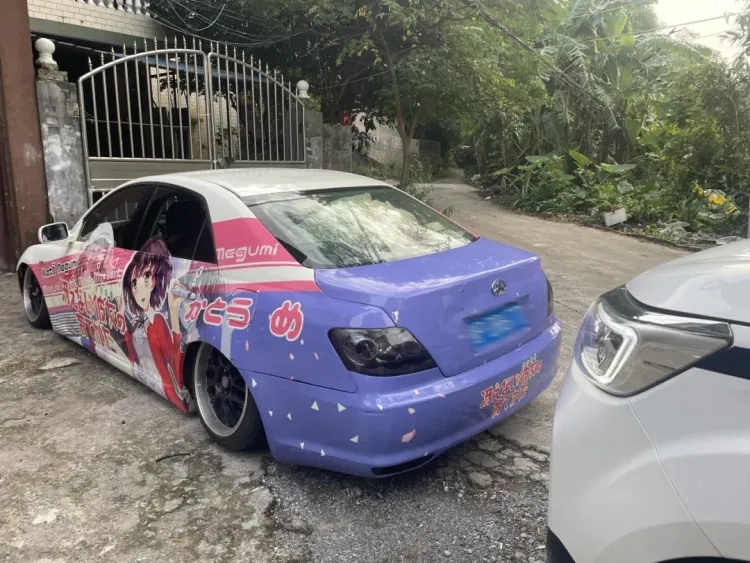 “靓车”配“靓仔”，瞬间吸引了交警的目光