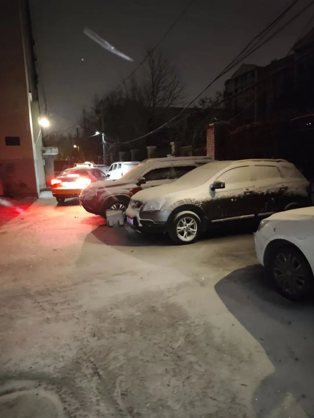 一觉醒来，沈阳全白了！辽宁多地发布道路结冰黄色预警