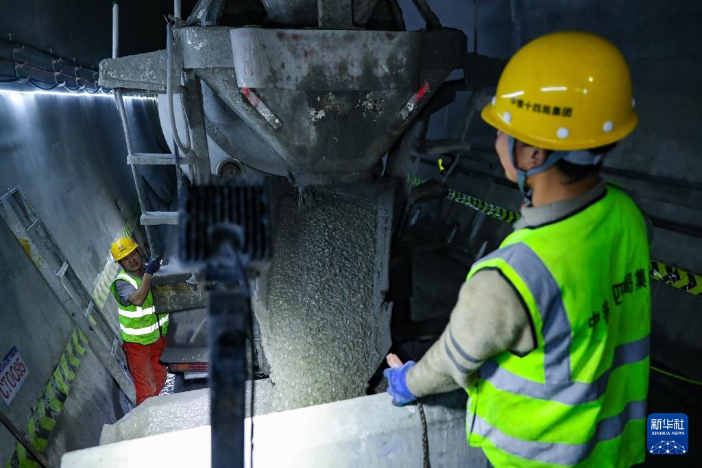 甘肃陇南：建设交通路网 破除山水阻隔