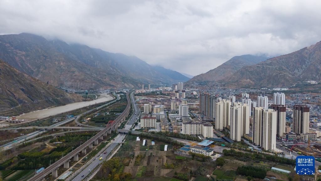 甘肃陇南：建设交通路网 破除山水阻隔