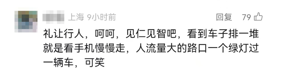 太危险！上海4名行人险些被撞！小客车非但不礼让，还加速驶过斑马线……