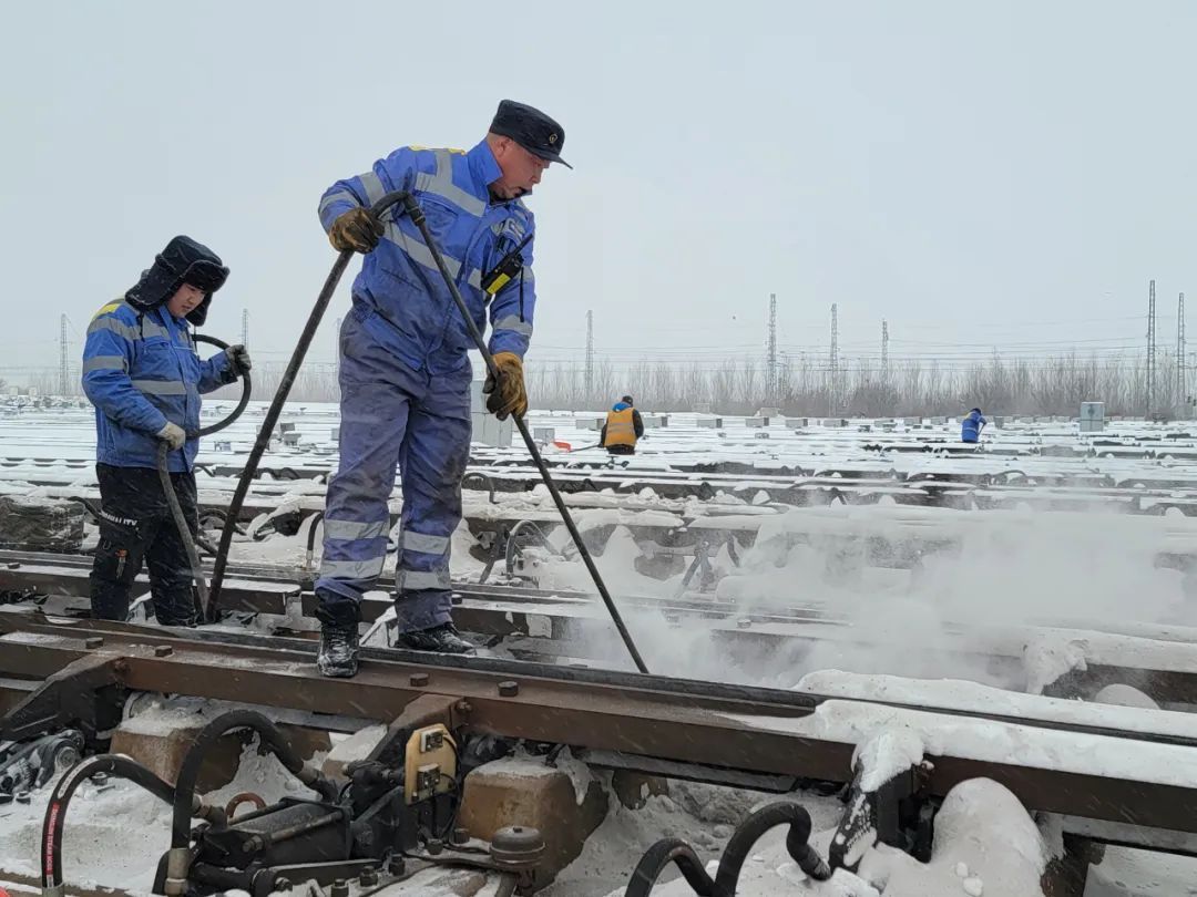 哈铁全力迎战暴雪保障铁路安全畅通