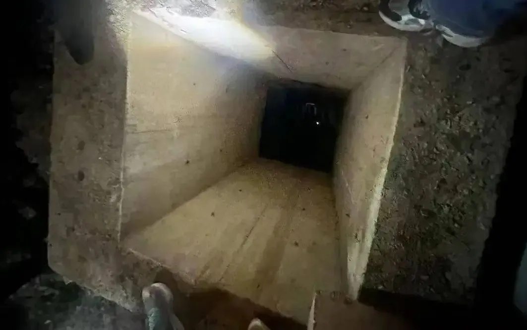 一出溜，5岁女童滑进15米深的“钢筋井”中