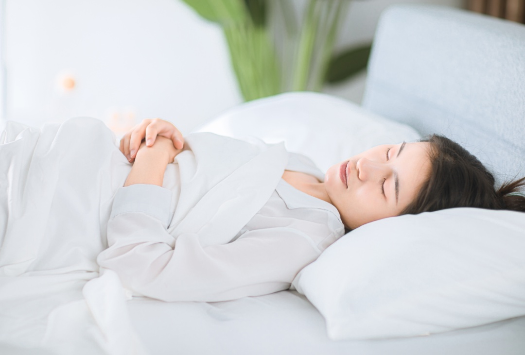 穿睡衣 VS 裸睡,到底哪个更健康?真相让人大吃一惊 穿睡衣 VS 裸睡,到底哪个更健康?真相让人大吃一惊
