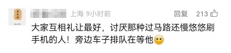 太危险！上海4名行人险些被撞！小客车非但不礼让，还加速驶过斑马线……