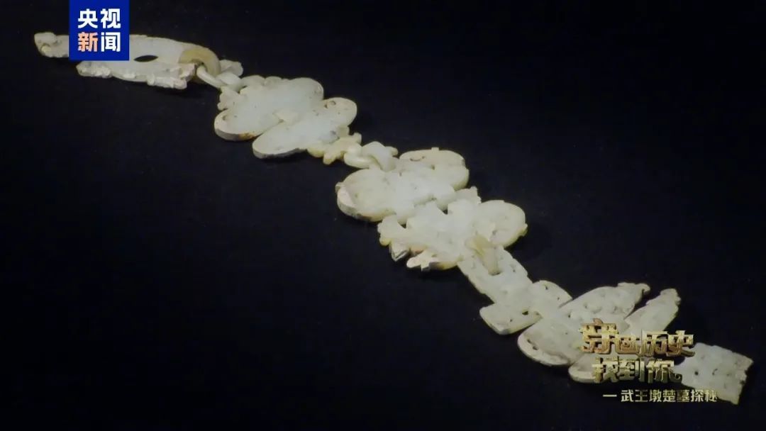 武王墩墓的这枚玉佩，状若游龙飞升！