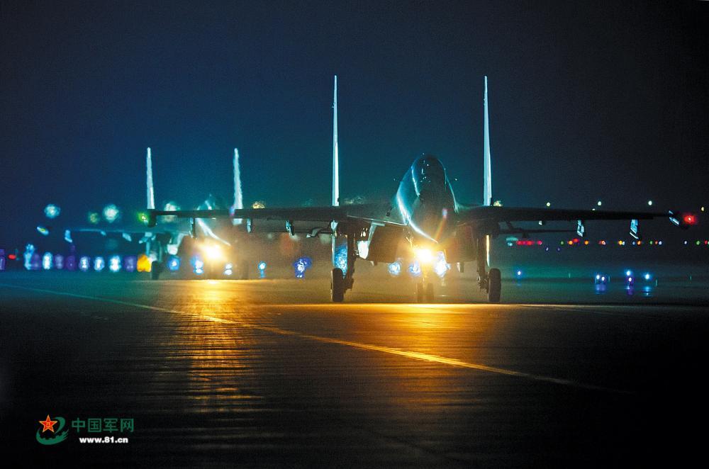 暗夜,战鹰列阵出征!空军某场站保障夜间飞行训练影像 暗夜,战鹰列阵出征!空军某场站保障夜间飞行训练影像
