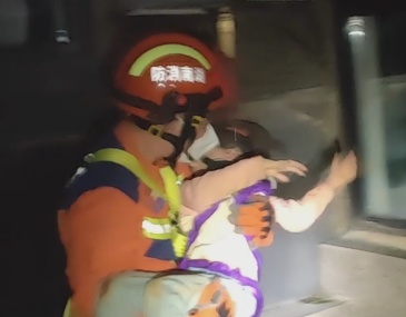 一出溜，5岁女童滑进15米深的“钢筋井”中