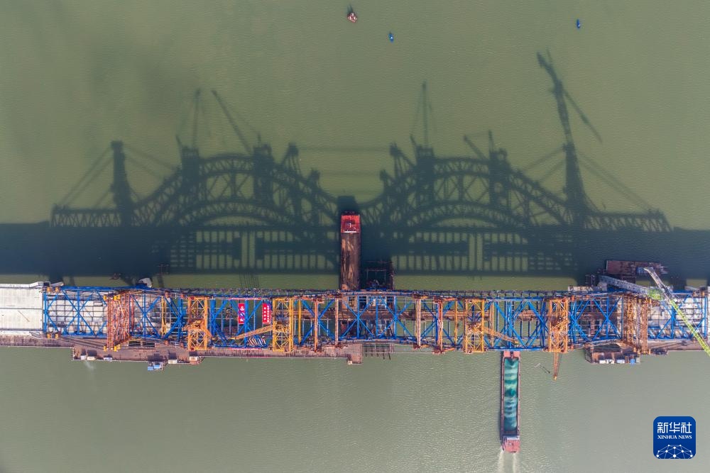 长沙暮坪湘江特大桥顺利合龙