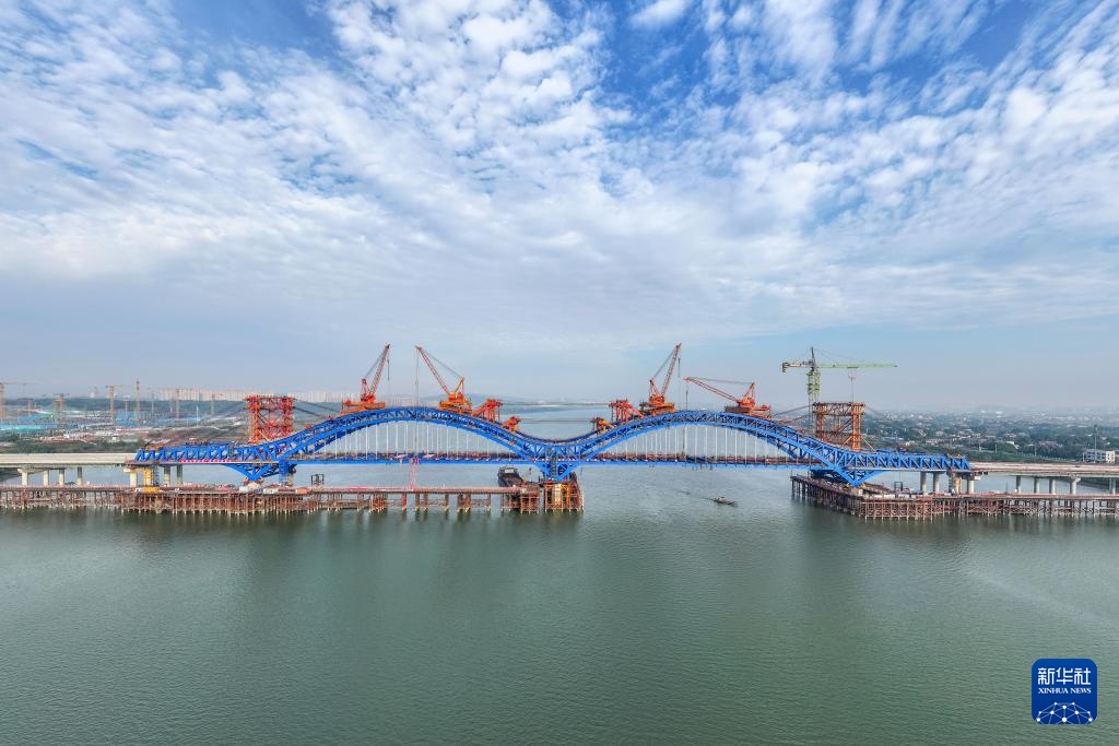 长沙暮坪湘江特大桥顺利合龙